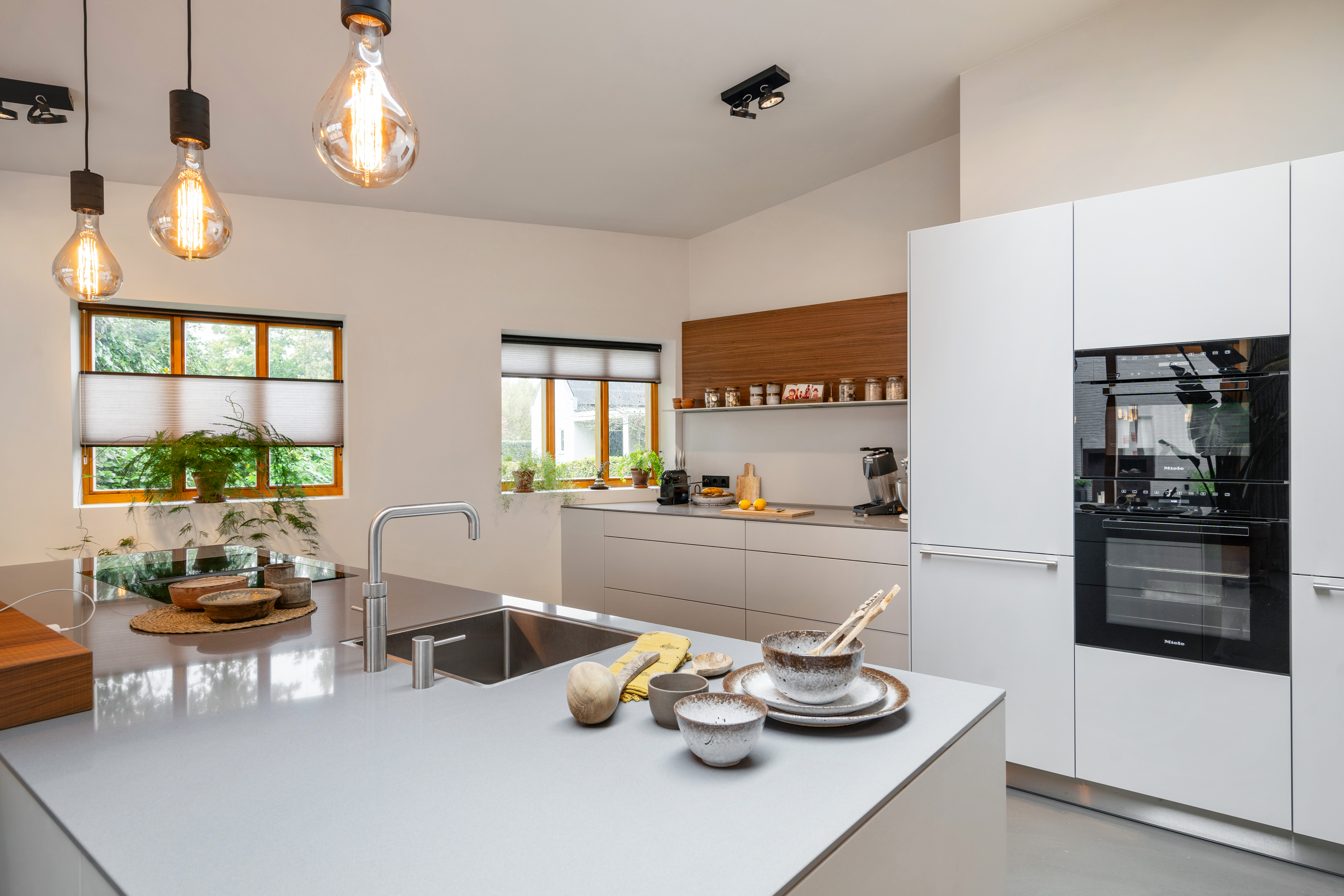 industriële keuken in platina grijs met noten bar en achterwand, foto 6